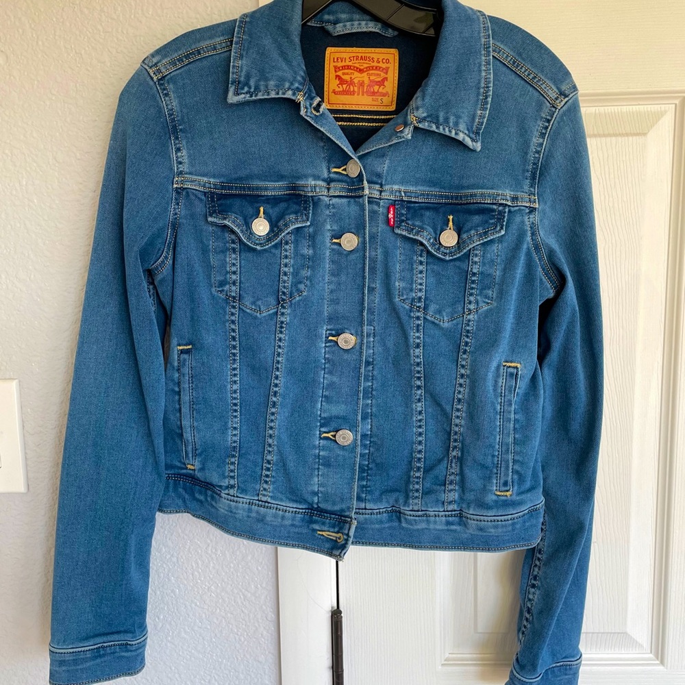 Size small Levi’s denim jacket